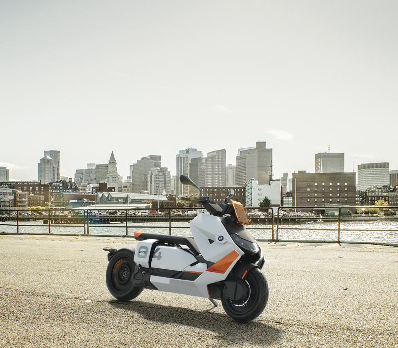 новая электрическая «звезда для города» BMW CE 04С новым BMW CE 04 компания BMW Motorrad продолжает реализацию своей стратегии электрической мобильности для мегаполисов. Новый скутер получил электрическую силовую установку, футуристичный дизайн и инновационные цифровые сервисы.