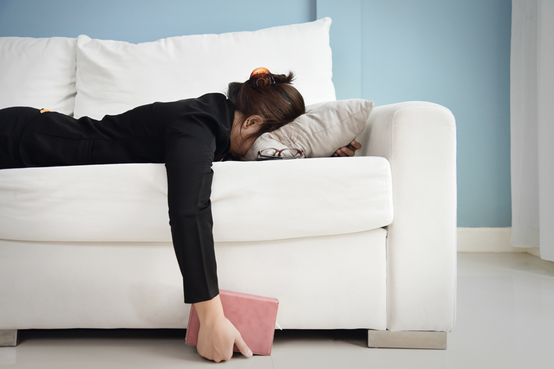 10 причин постоянной усталостиЧто делать, если постоянно чувствуется усталость и сонливость в течение дня? Какова причина этих проблем? Как можно бороться с вялостью и апатией? Вот несколько причин возникновения хронической усталости и способы их устранения:1. Слишком мало снаВозможно, это может показаться банальным, но причиной постоянной усталости, прежде всего, может быть недосыпание. Недостаток сна влияет как на концентрацию внимания, так и на здоровье. Взрослый человек должен спать 7-8 часов в сутки.