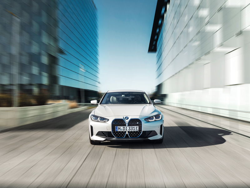 i4 – самый драйверский электромобиль BMW в историиЭлектрический BMW i4 сочетает в себе легендарную спортивную управляемость BMW, элегантный дизайн, бескомпромиссное качество и практичность Gran Coupe.