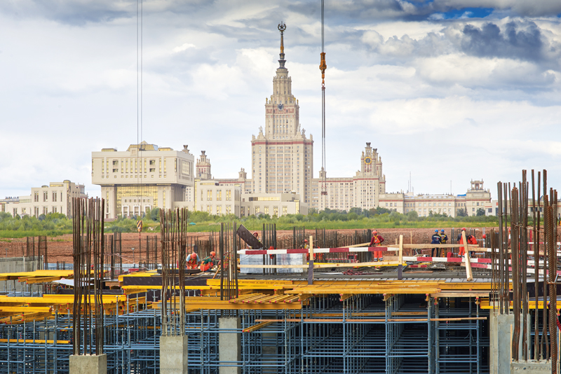 Вернутся ли долгострои? Или, наоборот, будут побеждены?Пока правительство РФ бодро рапортует о снижении цен на морковь по ходу созреванию урожая, строительную отрасль продолжает лихорадить даже к концу «горячего сезона» 2021 года. В августе «Минстрой» предлагает одновременно верить в то, что рост цен «так или иначе стабилизируется» и привыкать к «новой реальности». Как прокомментировал экономист Андрей Мовчан, у нас всегда ещё как у Фазиля Искандера в «Кроликах и удавах»: естественные причины ставятся в заслуги правительству, а ошибки правительства считаются естественными причинами. Однако работникам стройотрасли не до шуток – вместе с ними пообщался спецкор журнала «Горпроект» Максим Кирсанов, чтобы понять, вернуться ли долгострои на фоне необходимости постоянно пересматривать сметы, или наоборот, как обещают власти, будут побеждены.